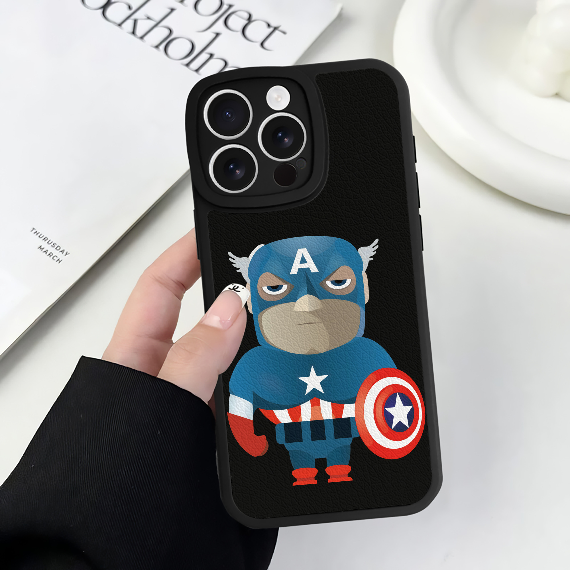 （画像用） アベンジャーズ The Avengers 【iPhone 16シリーズ対応】シリコンスマホケース（レザー調） 材質：シリコン